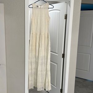 BEAUTIFUL Lace Maxi dress. lined. Zip back closure